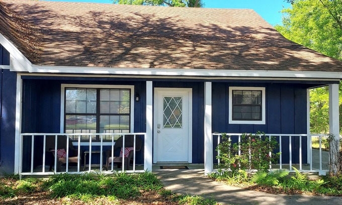 McNeill Casa | Adorable 3 bedroom attached cottage in quiet spot.
