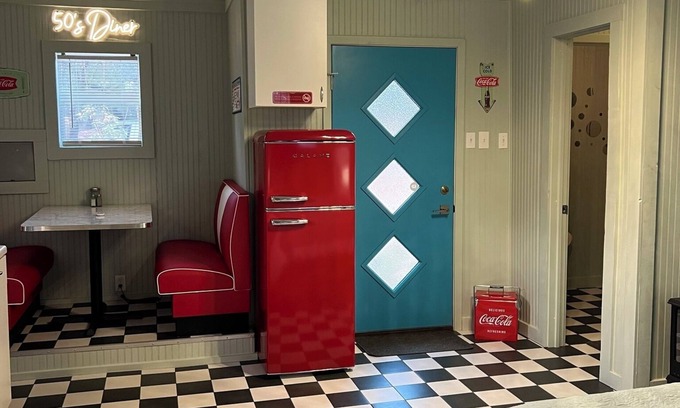 Johnson City Cabina | Adorable 50's-themed cabin at River's Edge Campground w/ resort amenities.
