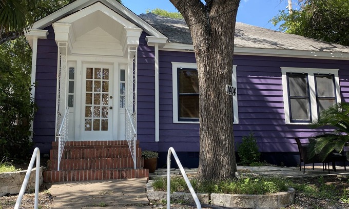 Austin Casa | ¡NUEVO LISTADO! Adorable 6th Street Bungalow