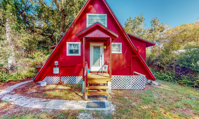 Bushnell Cabina | Adorable A-Frame with riverfront yard, fishing pier, & firepit