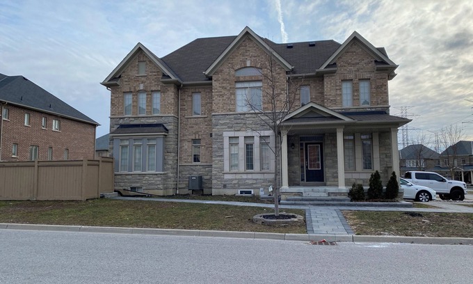 Ajax Casa | Adorable Ajax House for Rent