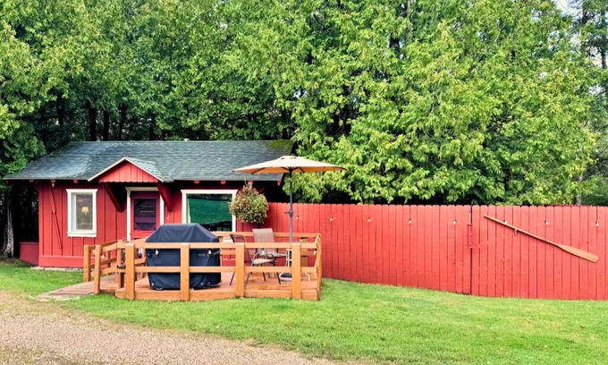 Trout Lake Cabina | Adorable Cabin #4 at Twin Cedars Resort in Trout Lake, MI with row boat and AC
