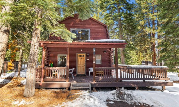 Tahoe Vista Cabina | Adorable Cabin 5-min walk to beach! Dog friendly!