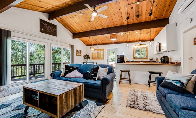 Idyllwild Cabina | Adorable cabin in the trees near hiking & town w/ deck & high-speed WiFi