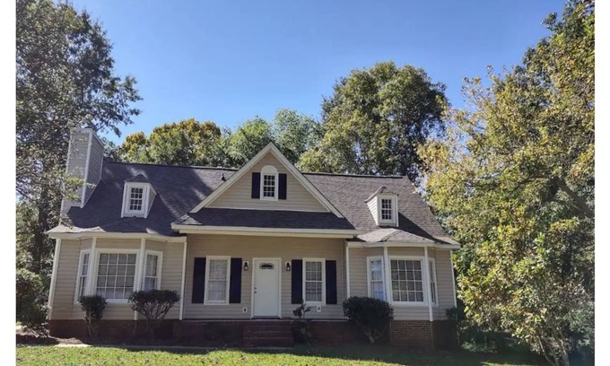 Seven Oaks Casa | Adorable Cape Cod in Harbison