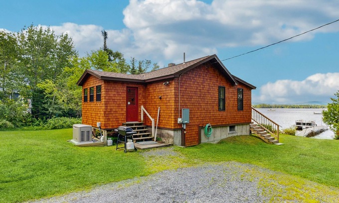 Greenville Cabina | Adorable Cottage on the Lake W/ Shared Dock, Full Kitchen, Firepit, & Hiking