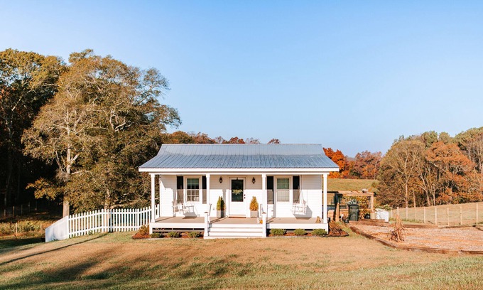 Danielsville Cabaña | Adorable Cottage on a Storybook Farm