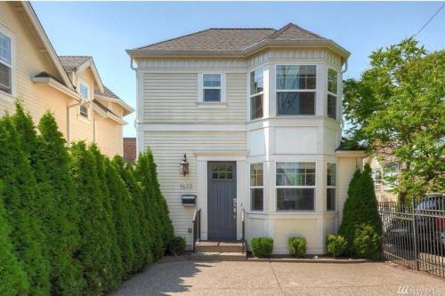 Broadway Casa | Adorable Cozy House with Parking and Loft!