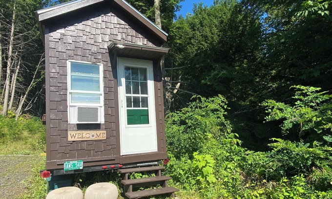 East Randolph Cabina | Adorable Cozy Tiny House perfect for skiing Vermont.