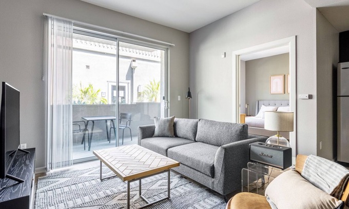 Palms Apartamento | Adorable Culver City 1BR w/ W/D, Gym, Pool, Walk to Shops, by Blueground