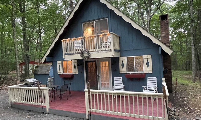 Hawley Cabina | Adorable Gingerbread Style cabin in gorgeous amenity filled lake/pool community