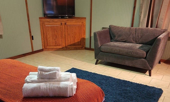 New Zion Apartamento | Adorable Guest House with a Pool - 10 minutes from both major hops