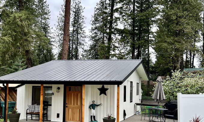 Coeur d'Alene Cabina | Adorable Harbor Island Hideaway