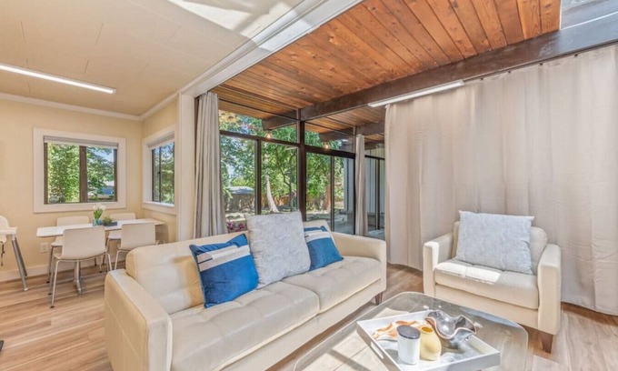 Mercer Island Casa | Adorable home with AC walking to downtown and park