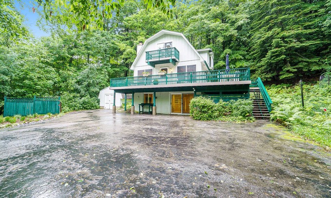 Frankfort Casa | Adorable home with private balcony & wraparound deck