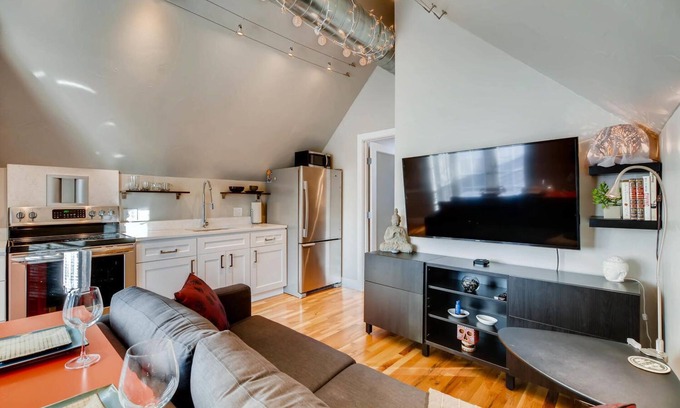 Cole Casa | Adorable Loft - 1bed/1bath with sunny deck - (30-day min)