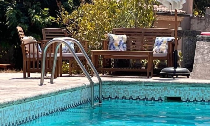 Quartier des Espesses Casa | Adorable Maisonnette Avec Jardin-patio et Piscine