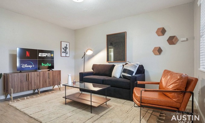 Brentwood Apartamento | Adorable N Lamar Living + Pool and Comfort for All