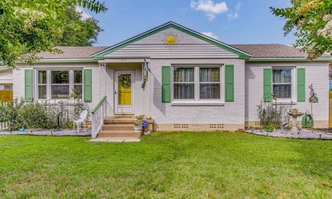 Navy Point Cabaña | Adorable Navy Point Cottage – Perfectly Located!
