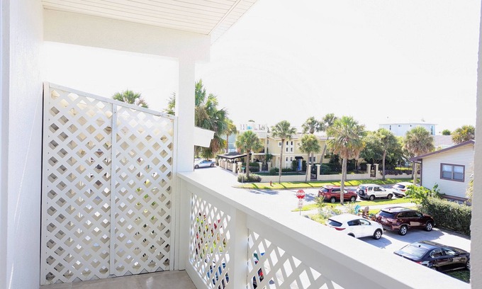 Neptune Beach Casa | Adorable Neptune Beach 2bed, monthly - Town Center