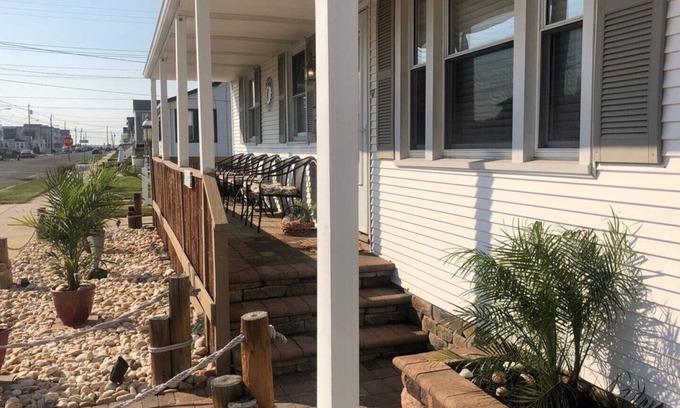 North Wildwood Casa | Adorable Newly renovated 3 BR 1 BA House -sleeps 8 - free wifi