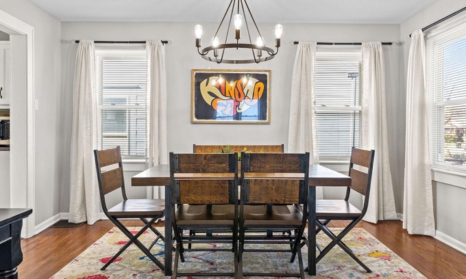 Ward Parkway Casa | Adorable Pet Friendly Waldo Bungalow