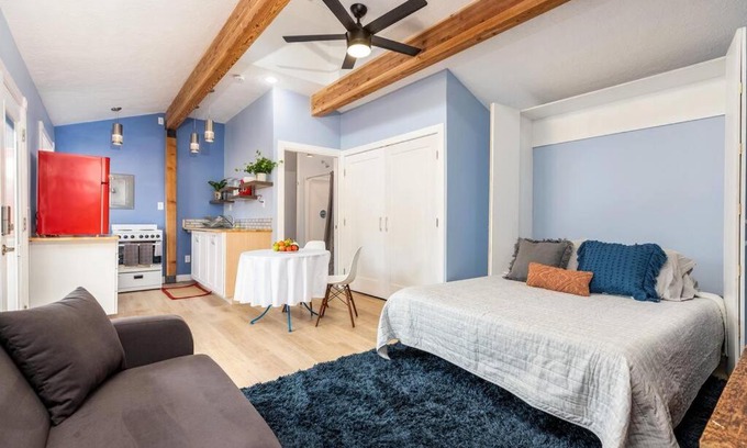 East Central Villa | Adorable & Pet Friendly-Close to U and Downtown!
