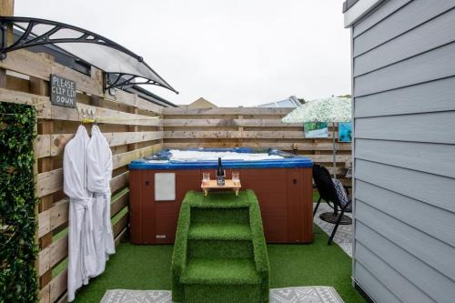Amlwch Apartamento | Adorable private couples retreat with hot tub