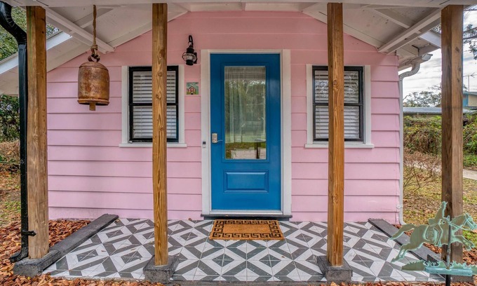 Mount Dora Casa | Adorable Private Tiny Home "The Pink House" in Downtown Mt. Dora!! Pet Friendly