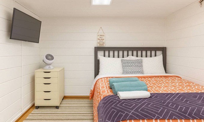 Medford Casa | Adorable Self Contain Basement room with WiFi in charming Medford