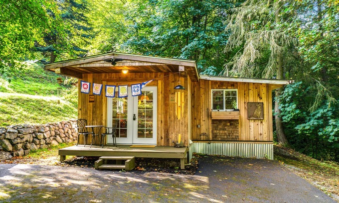 Freeland Cabaña | Adorable Single-Level Cottage with Free WiFi, Full Kitchen, & Furnished Porch