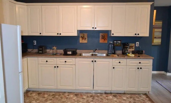 West Newton - Highway 10 Casa | Adorable spacious 1 bdrm suite