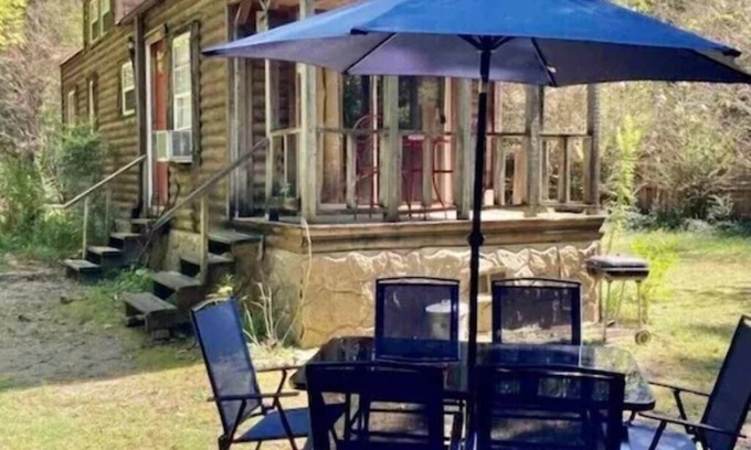 Mena Casa | Adorable tiny house, private, wooded view, stream, edge of national forest, near Wolf Pen