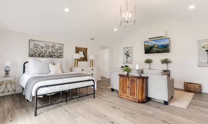 Fountain Inn Cabaña | Adorable Upscale cottage in Downtown Fountain Inn.