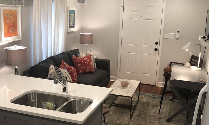 Uptown Historic District Cabaña | Adorable uptown cottage, just steps to shopping, parade routes, and much more!