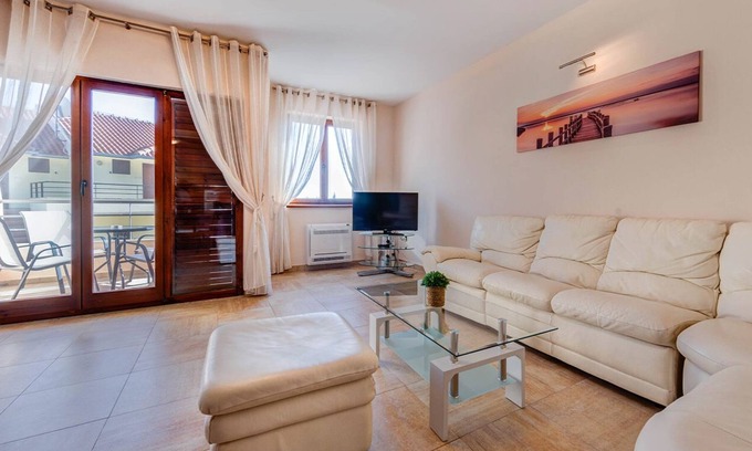 Kamenari Apartamento | Adria Port 3BD Apartment with Pool and Sea View