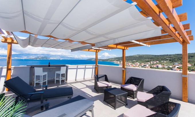 Slatine Apartamento | Casa Adriática Ap 3; piso nuevo de lujo en el último piso en Slatine, cerca de Trogir