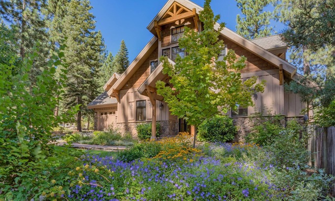 Tahoe Vista Casa | Adventure Awaits - Walk to Lake: 5 dormitorios BR / 4 BA cinco dormitorios en Tahoe Vista, capacidad para 12