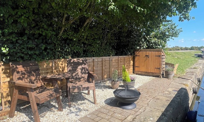 Normanton Alquiler De Eote | Adventure for 2! Tranquil, cosy boat life staycation or self drive holiday hire.