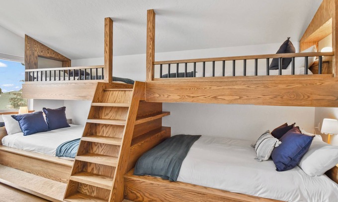 Midway Villa | Adventure Hub~Nordic Ski, Snowmobile & Snow Shoeing Villa 3071