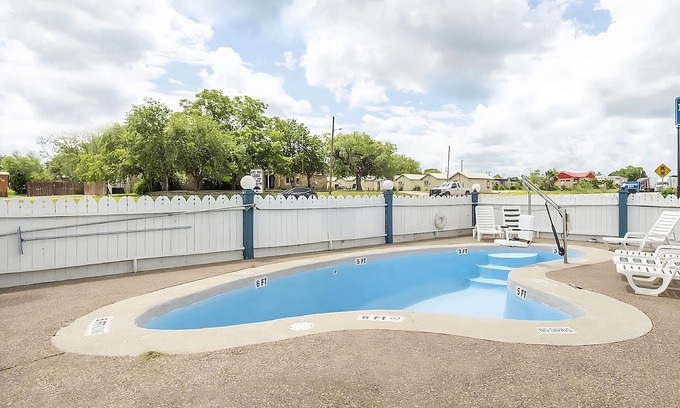 Three Rivers Casa | Adventure In the Outdoors! Outdoor Pool, Onsite Dining, Free Parking!