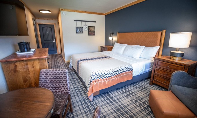 Mammoth Lakes Hotel | Adventure-Ready Room Near Devils Postpile, Pet-Friendly & Great for Hiking