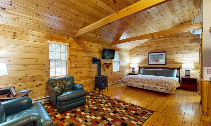 Northport Apartamento | Adventure ready studio cabin with wooded views, fireplace, & AC