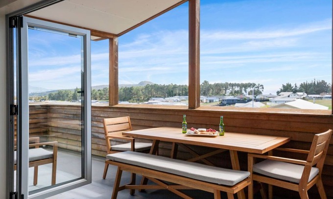 Motuoapa Casa | Adventure Sika - Relax on the deck with views