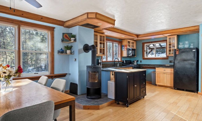 Wolcott Casa | Adventurer's retreat - Lake Elmore, hiking, MTB, foliage