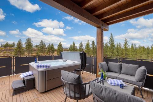 Bend Casa | Aerie Stylish 6 Unit Buyout 15BDR Near Downtown Mountain Views Hot Tub