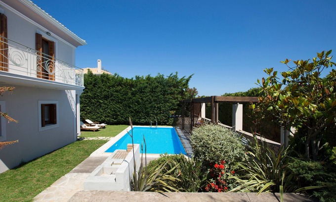 Agios Ioannis Villa | Aeriko-Varko Beachfront Villa con impresionantes vistas y piscina privada.
