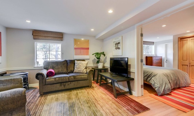 Glenview Apartamento | Aesthetically Elegant Downstairs Unit In Oakland 1 Bedroom Apts by Redawning