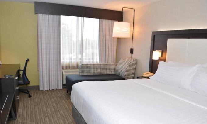 Waterville Casa | Aesthetically Pleasing Room for Your Holiday!