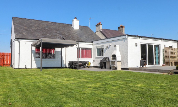 Llanerchymedd Cabaña | AFALLON, pet friendly, character holiday cottage in Llanerchymedd